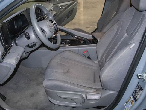 Used 2022 Hyundai Elantra SE w/ Preferred Accessory Package image 7