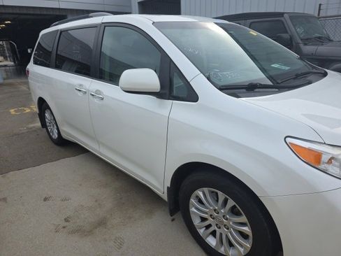 Used 2016 Toyota Sienna Limited image 13