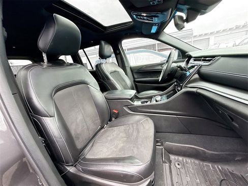 Used 2024 Jeep Grand Cherokee Altitude image 33