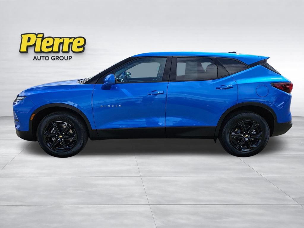 Used 2025 Chevrolet Blazer LT FWD image 2
