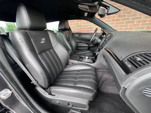 Used 2018 Chrysler 300 S image 19