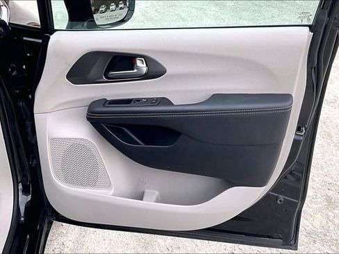 Used 2024 Chrysler Pacifica Touring-L image 24