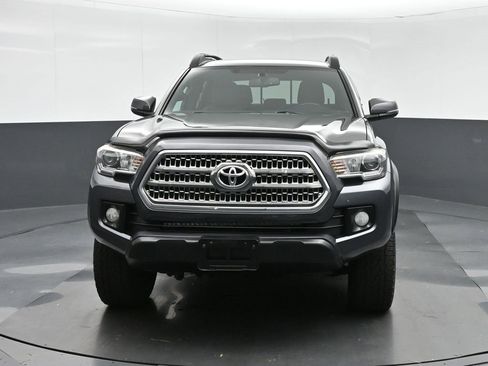 Used 2017 Toyota Tacoma TRD Off-Road image 2