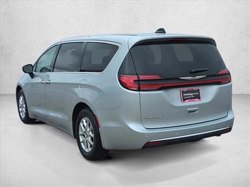Used 2023 Chrysler Pacifica Touring-L FWD image 10