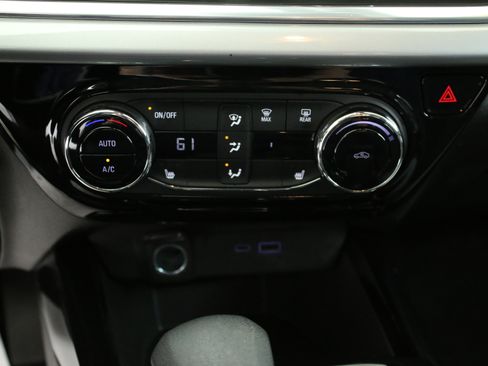 Used 2024 Chevrolet Trax LT w/ LT Convenience Package FWD image 11