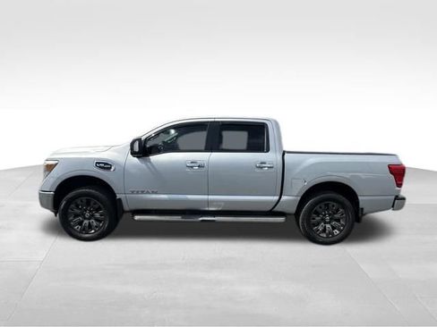 Used 2017 Nissan Titan SV image 3