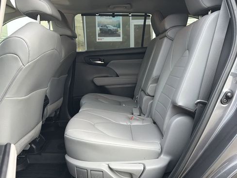 Used 2022 Toyota Highlander XLE image 17