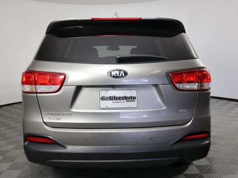 Used 2017 Kia Sorento FWD w/ LX Convenience Package image 3