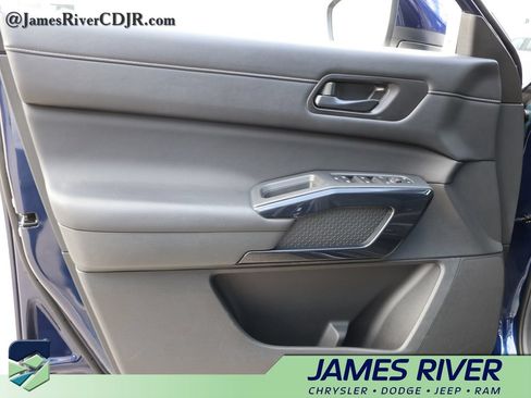 Used 2025 Nissan Pathfinder SV FWD image 22