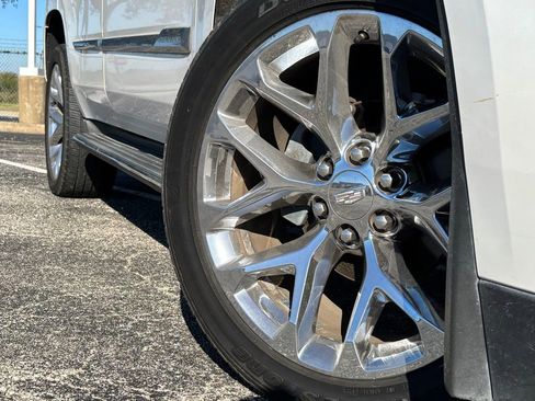 Used 2016 Cadillac Escalade Luxury image 2