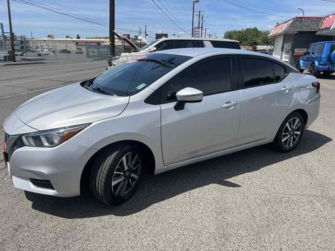 Used 2021 Nissan Versa SV FWD image 3