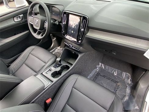 New 2025 Volvo XC40 B5 Core image 13