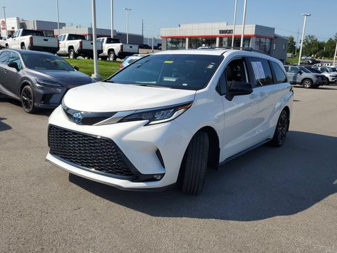 Used 2024 Toyota Sienna XSE w/ XSE Plus Package FWD image 2