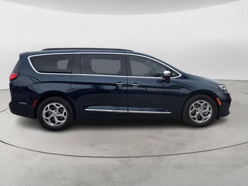 Used 2022 Chrysler Pacifica Limited w/ Uconnect Theater Family Group image 3