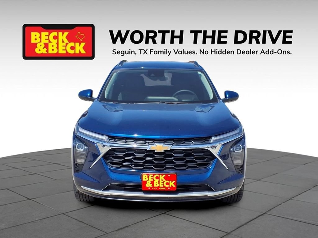 Used 2024 Chevrolet Trax LT w/ LT Convenience Package FWD image 2