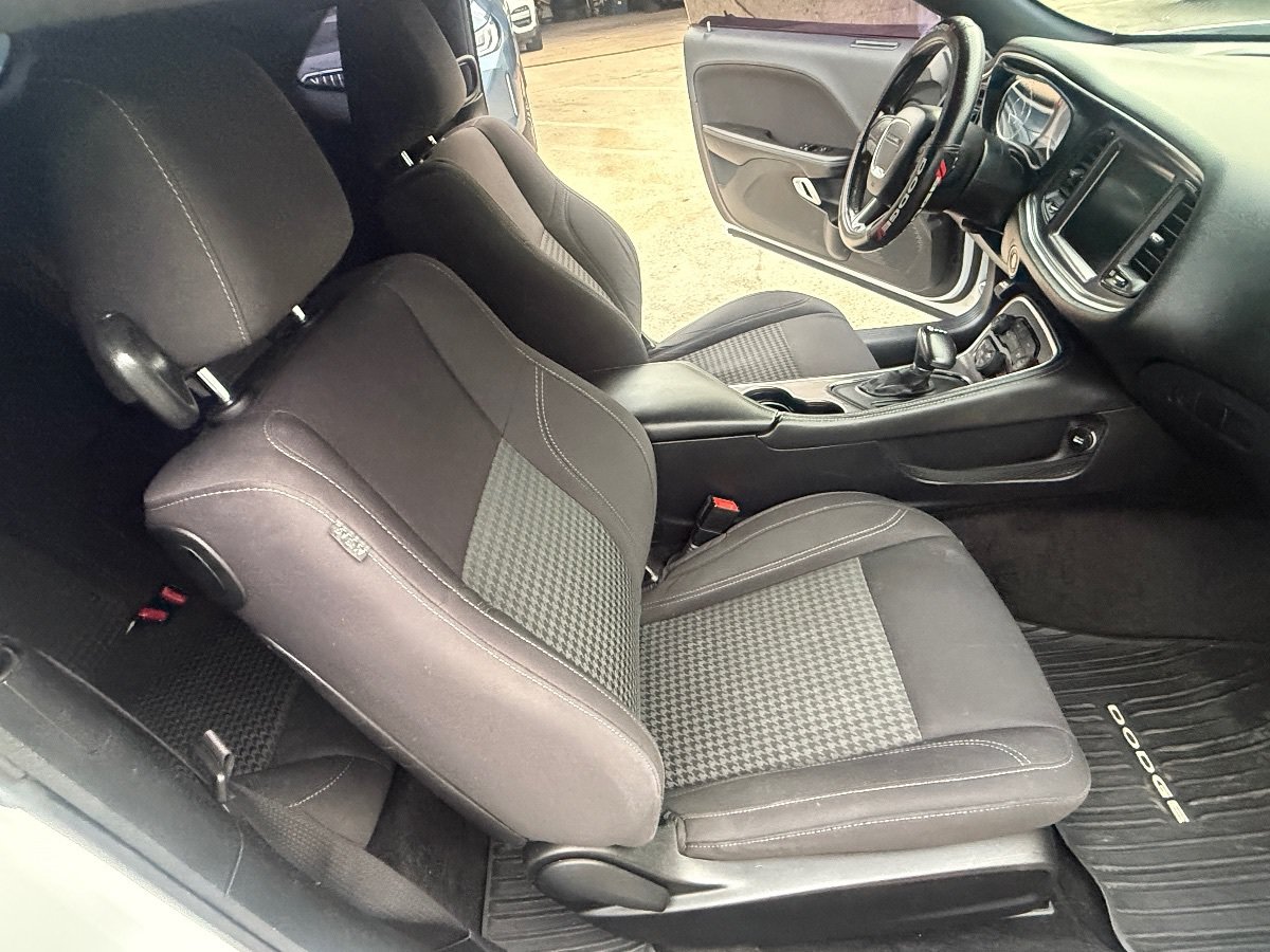 Used 2015 Dodge Challenger SXT w/ Driver Convenience Group RWD image 15