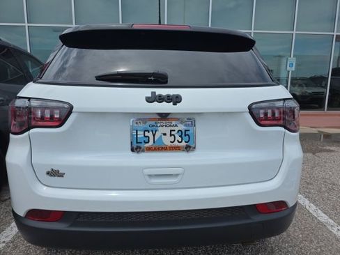 Used 2022 Jeep Compass Latitude FWD image 4