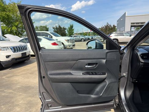 Used 2025 Nissan Kicks SV FWD image 9