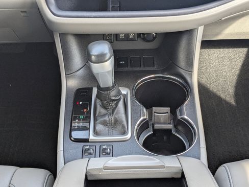 Used 2018 Toyota Highlander XLE image 29