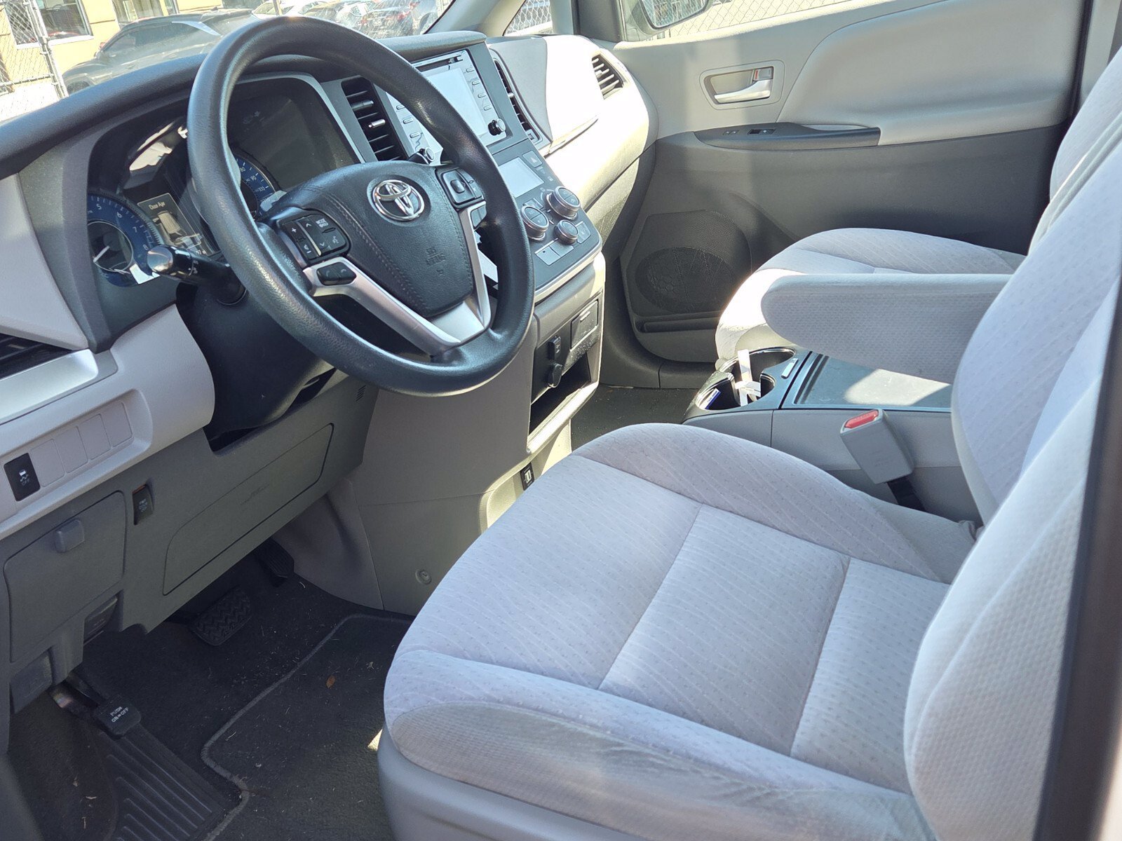 Used 2020 Toyota Sienna LE FWD image 5