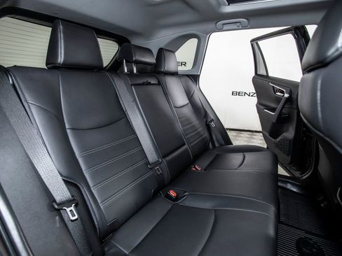 Used 2019 Toyota RAV4 Limited image 17