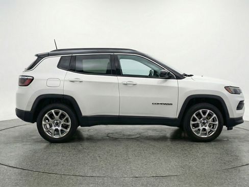Used 2025 Jeep Compass Limited image 11