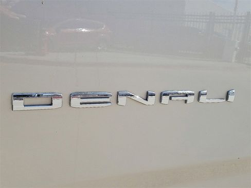 Used 2022 GMC Yukon Denali w/ Denali Premium Package image 9