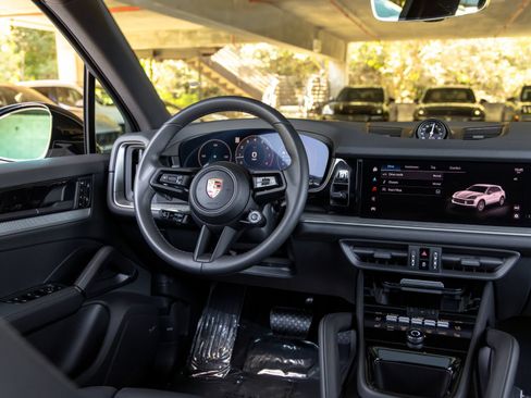 Certified 2025 Porsche Cayenne AWD/4WD image 41
