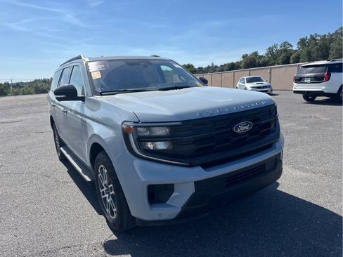Certified 2025 Ford Expedition Active AWD/4WD image 3