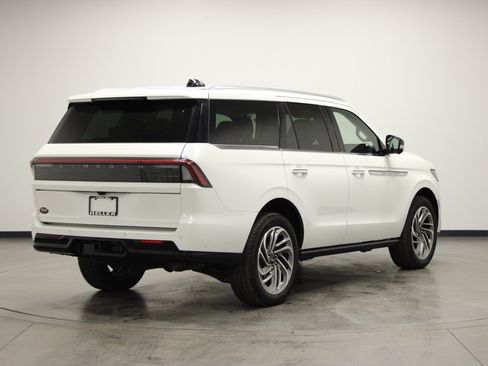 Used 2025 Lincoln Navigator Reserve image 8