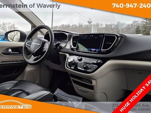 Used 2023 Chrysler Pacifica Touring-L image 29