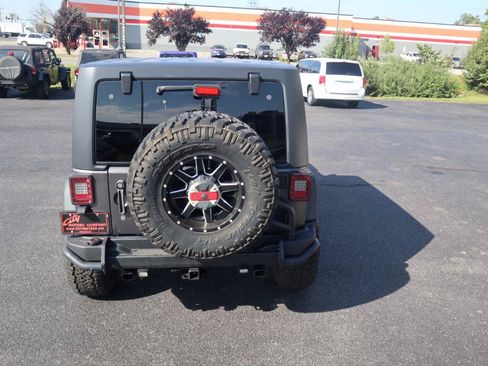 Used 2017 Jeep Wrangler Unlimited Rubicon w/ Cold Weather Group AWD/4WD image 13