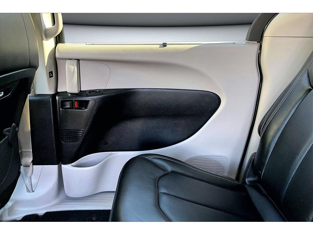 Used 2024 Chrysler Pacifica Touring-L FWD image 43