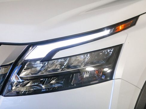 Certified 2025 Nissan Pathfinder SV image 4