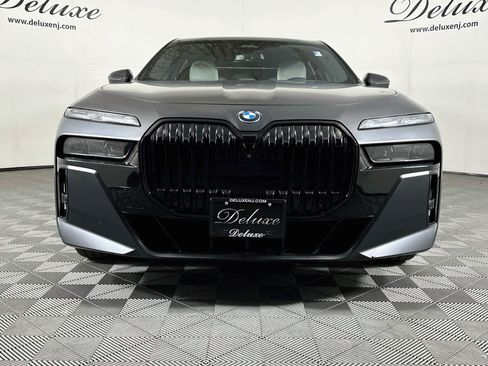Used 2023 BMW i7 xDrive60 w/ Executive Package 2 AWD/4WD image 2