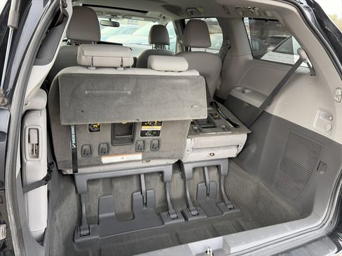 Used 2017 Toyota Sienna XLE w/ XLE Navigation Package image 11