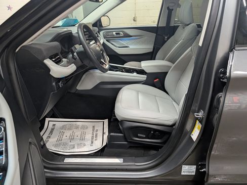 Used 2025 Ford Explorer Platinum w/ LUX Leather Package image 12