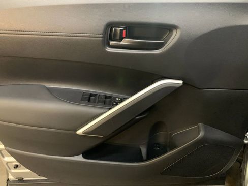 Used 2025 Toyota Corolla Cross AWD Hybrid w/ Moonroof Package image 12