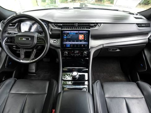 Used 2022 Jeep Grand Cherokee Overland w/ Luxury Tech Group IV RWD image 5