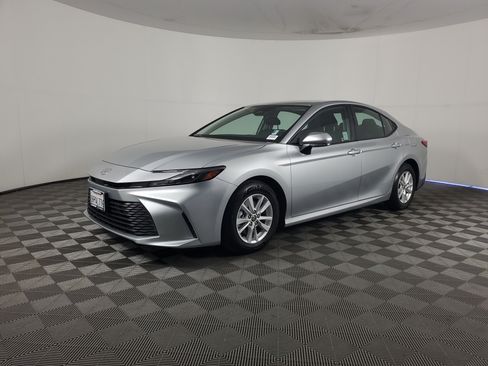 Used 2025 Toyota Camry LE FWD image 8
