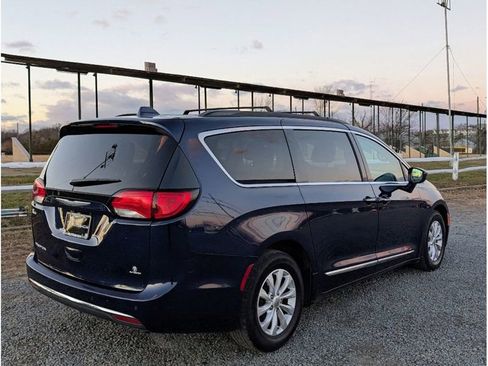 Used 2017 Chrysler Pacifica Touring-L image 7