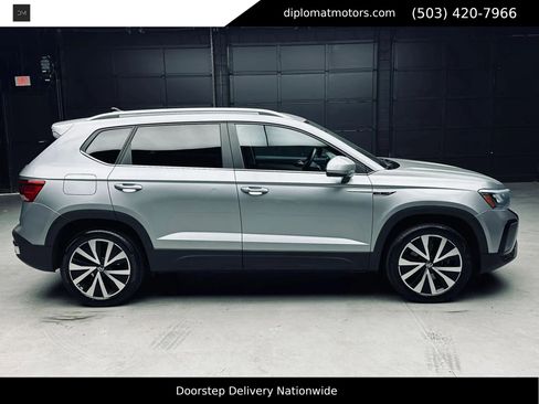 Used 2022 Volkswagen Taos SE w/ Panoramic Sunroof Package FWD image 8