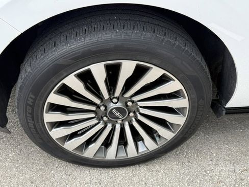 Used 2021 Lincoln Navigator Reserve w/ Luxury Package image 3