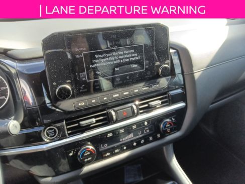 Used 2024 Nissan Pathfinder SL FWD image 15