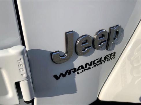 Used 2021 Jeep Wrangler Unlimited Sahara AWD/4WD image 10