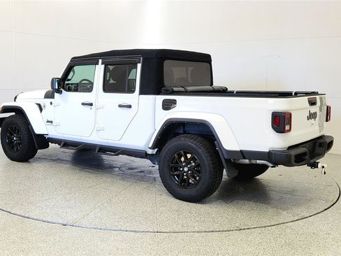 Used 2022 Jeep Gladiator Sport AWD/4WD image 5
