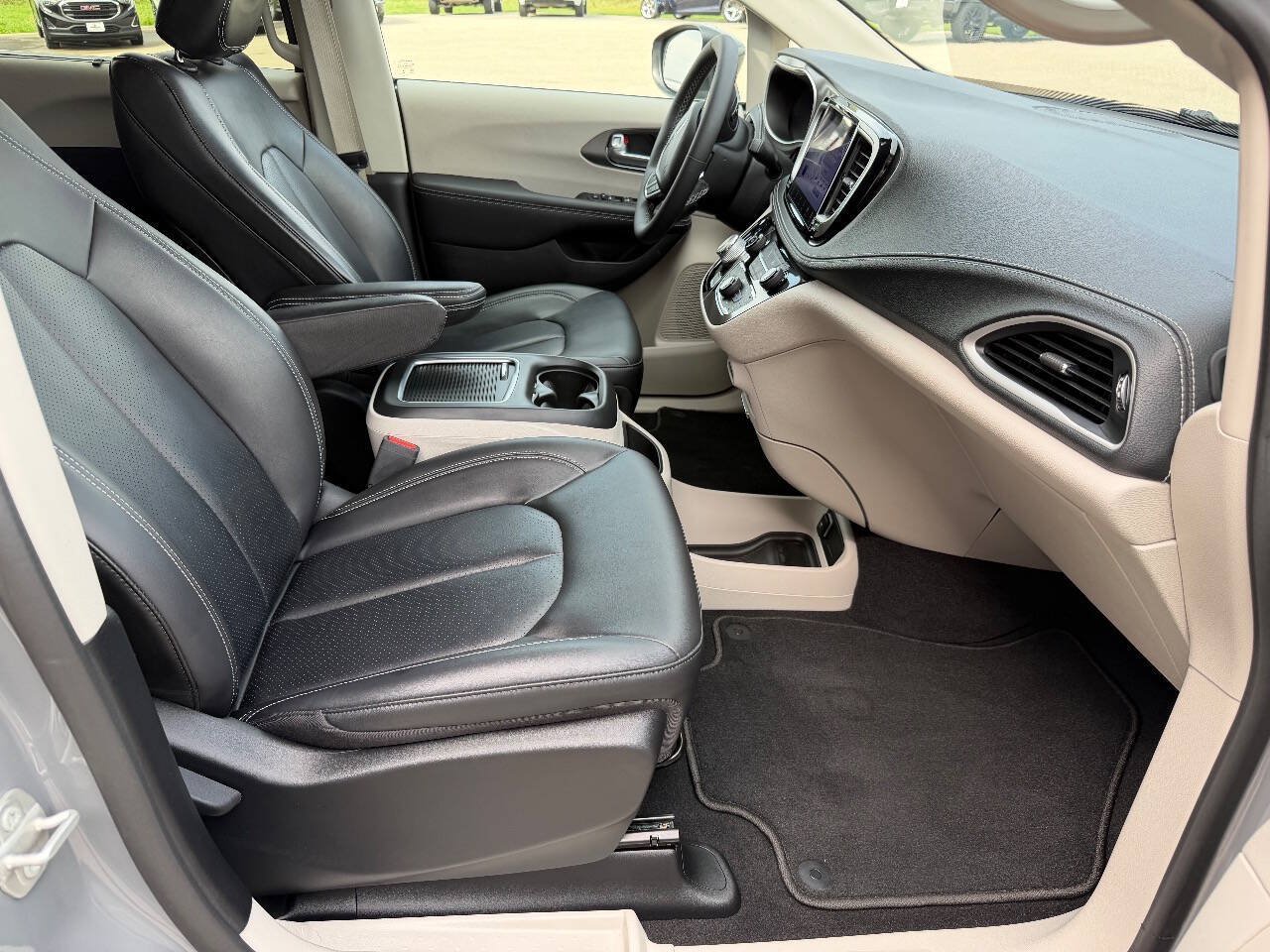 Used 2023 Chrysler Pacifica Touring-L AWD/4WD image 19
