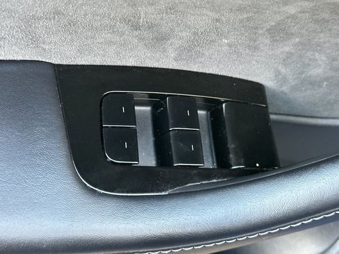 Used 2021 Tesla Model Y Long Range image 11