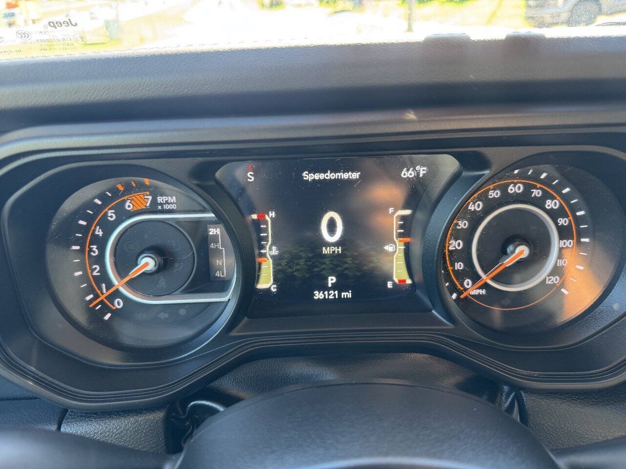 Used 2024 Jeep Wrangler Unlimited Sahara w/ Technology Group AWD/4WD image 17