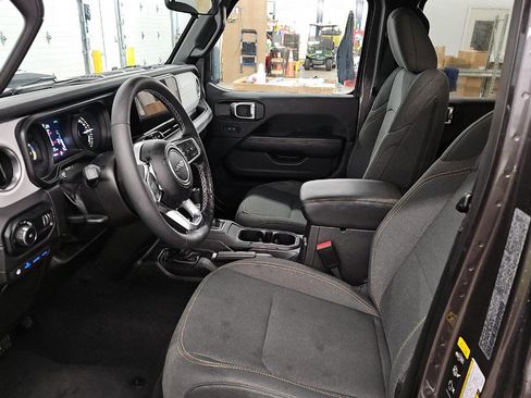 Used 2025 Jeep Wrangler Unlimited Sahara image 7